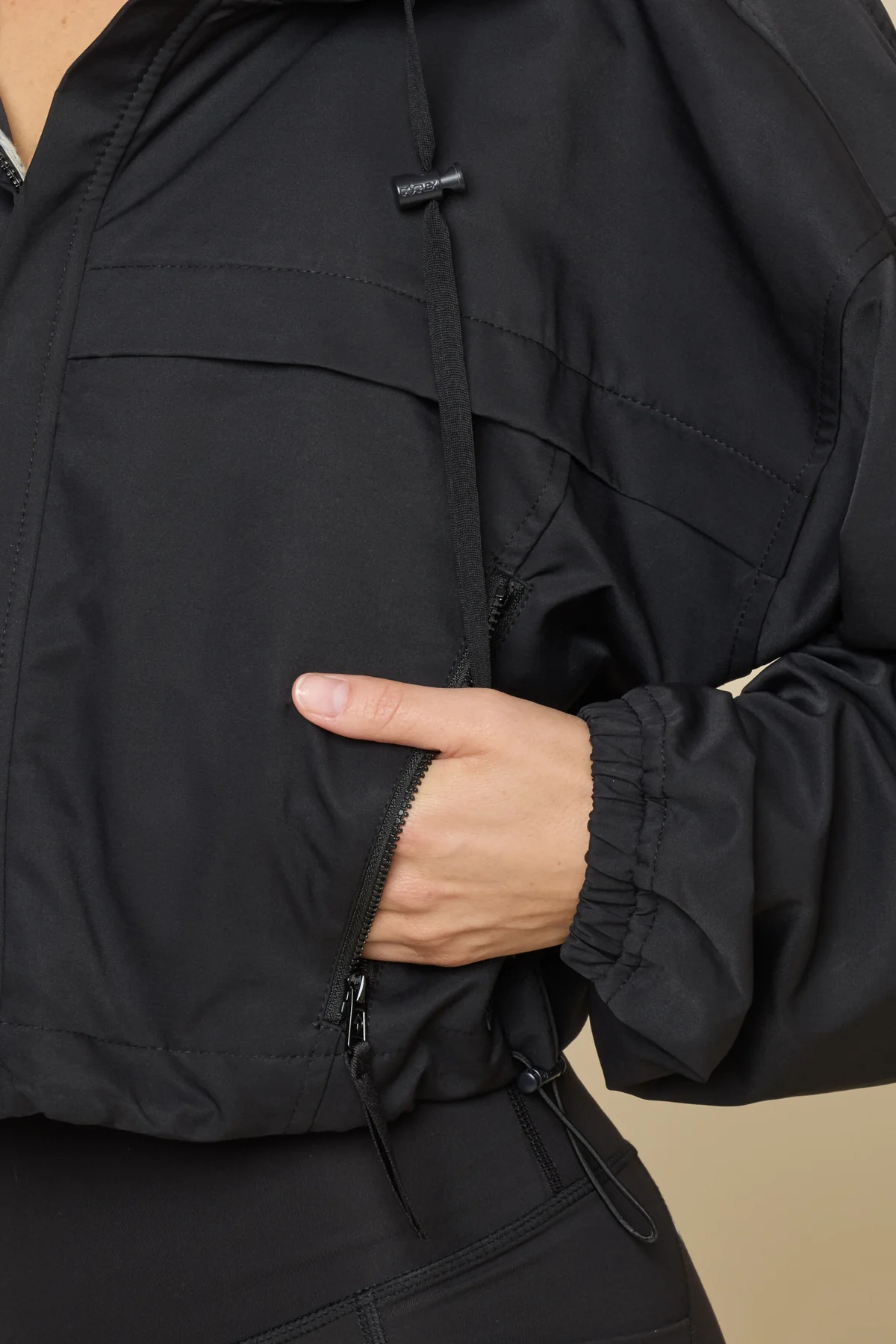 10900-packable-windbreaker-black-1.webp