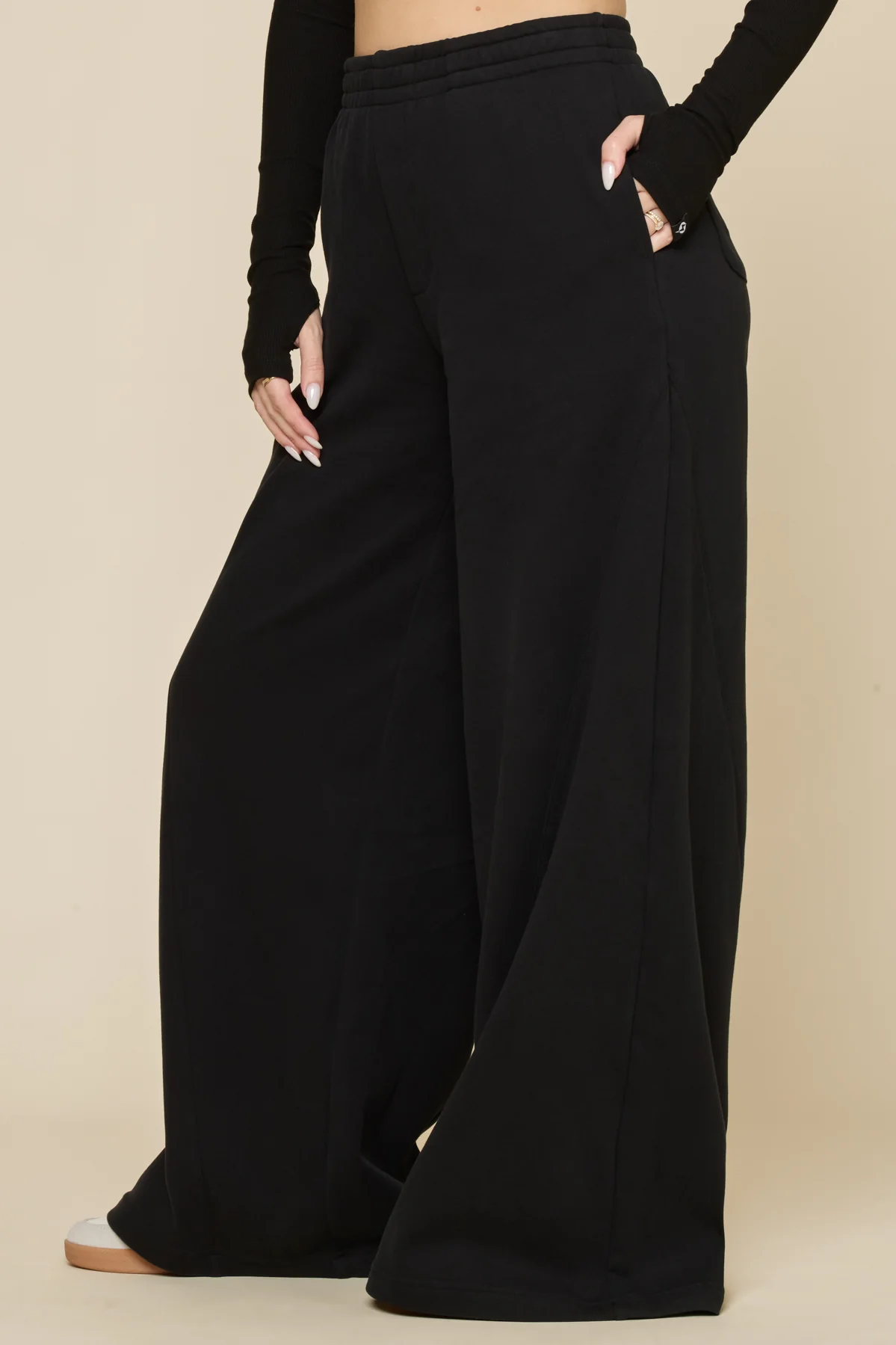 12208-superwide-sweatpant-black-1.webp
