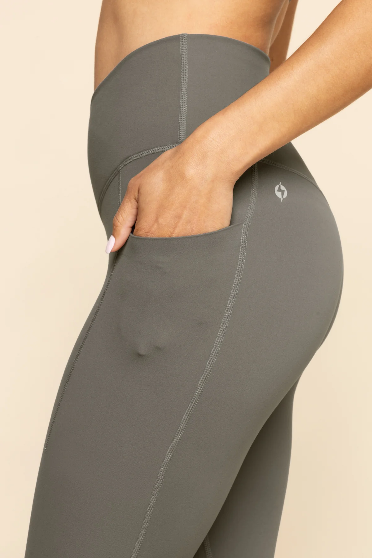 2385-crisscross-hourglass-leggings-with-pockets-english-ivy-1.webp