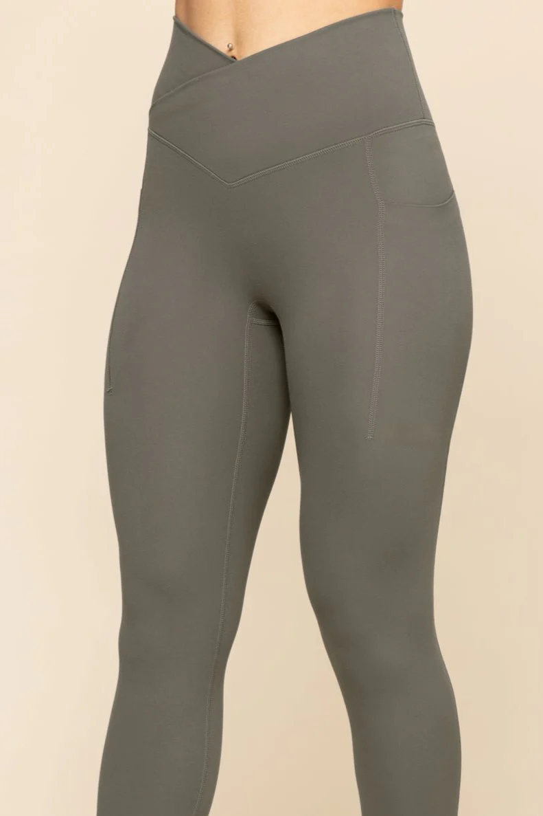 2385-crisscross-hourglass-leggings-with-pockets-english-ivy-1.webp