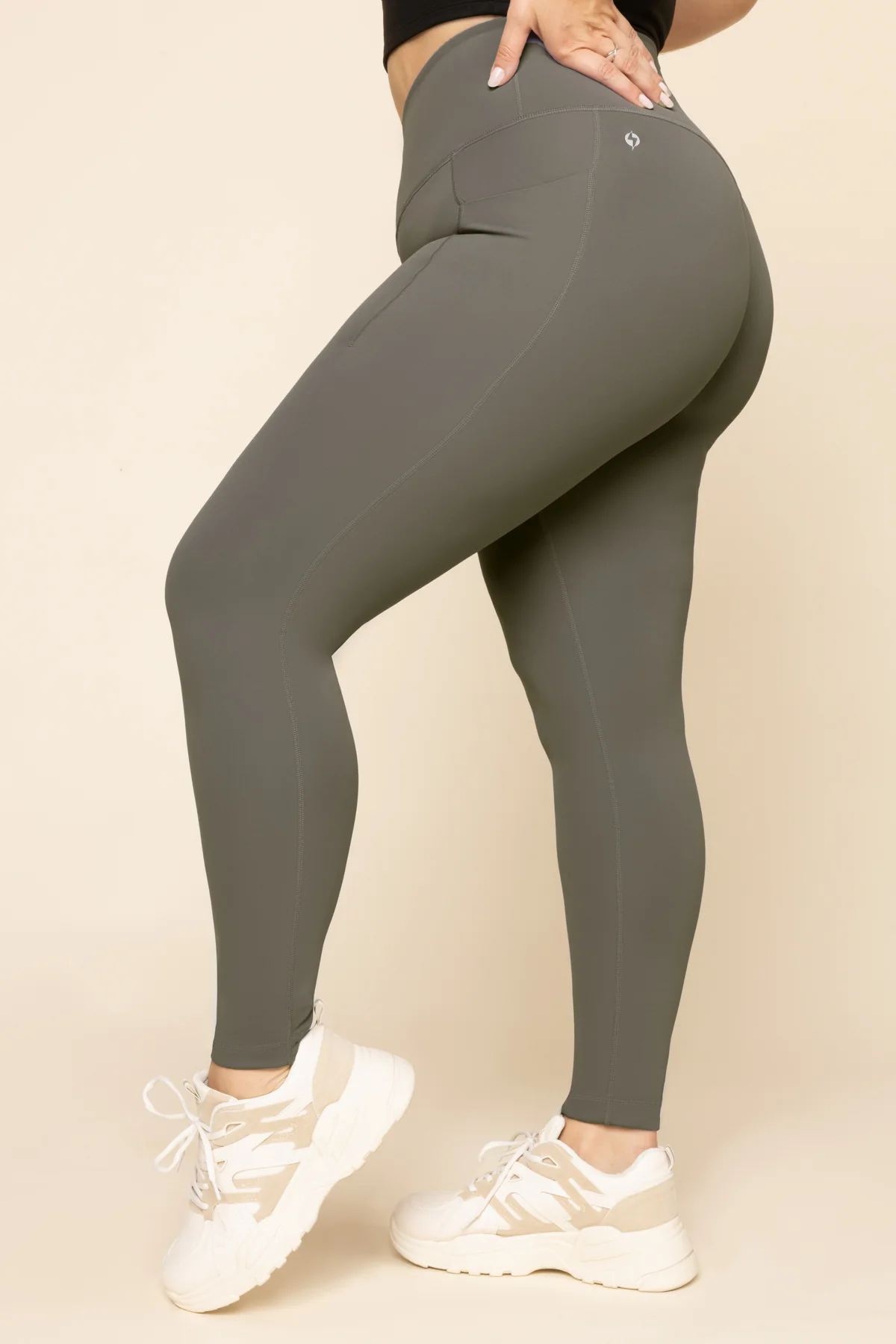 2385-crisscross-hourglass-leggings-with-pockets-english-ivy-1.webp