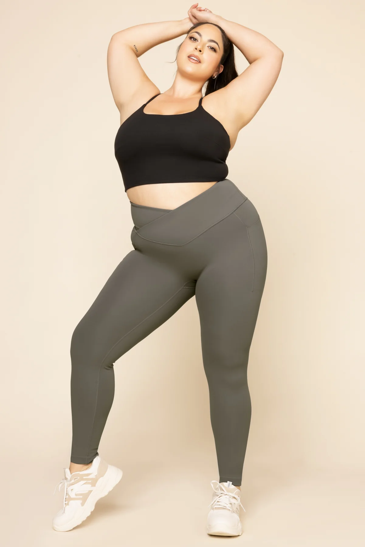 2385-crisscross-hourglass-leggings-with-pockets-english-ivy-1.webp