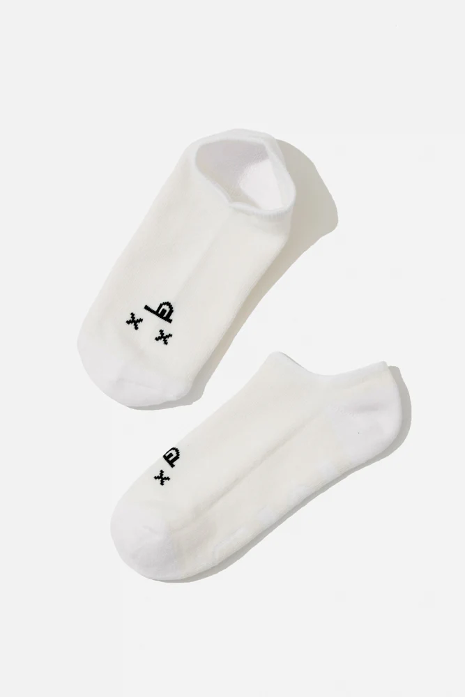 239-dead-face-low-rise-socks-white-1.webp