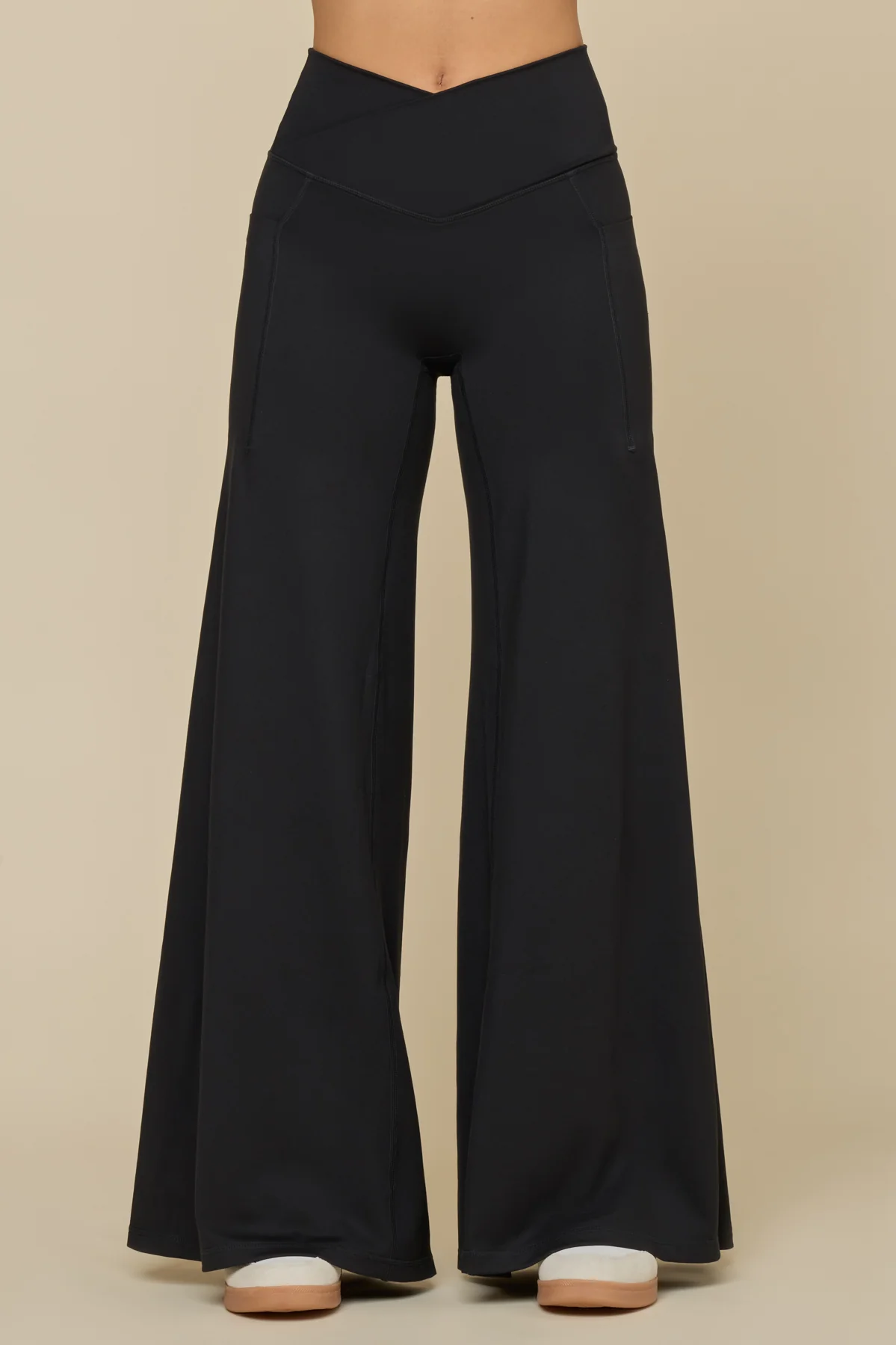2493-crisscross-hourglass-wide-legging-black-1.webp