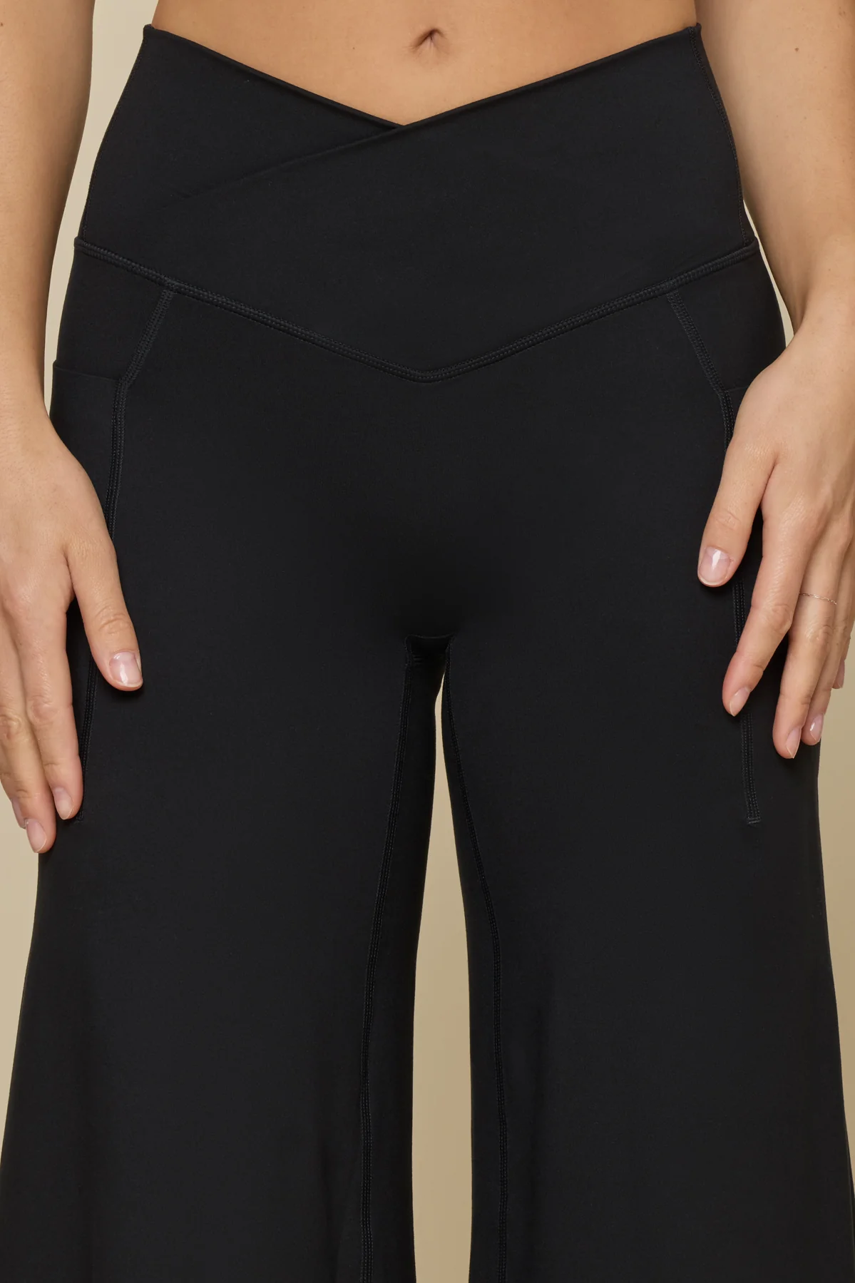 2493-crisscross-hourglass-wide-legging-black-1.webp