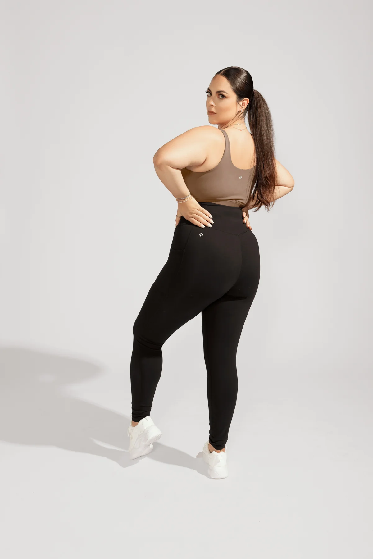 253-crisscross-hourglass-leggings-with-pockets-black-1.webp