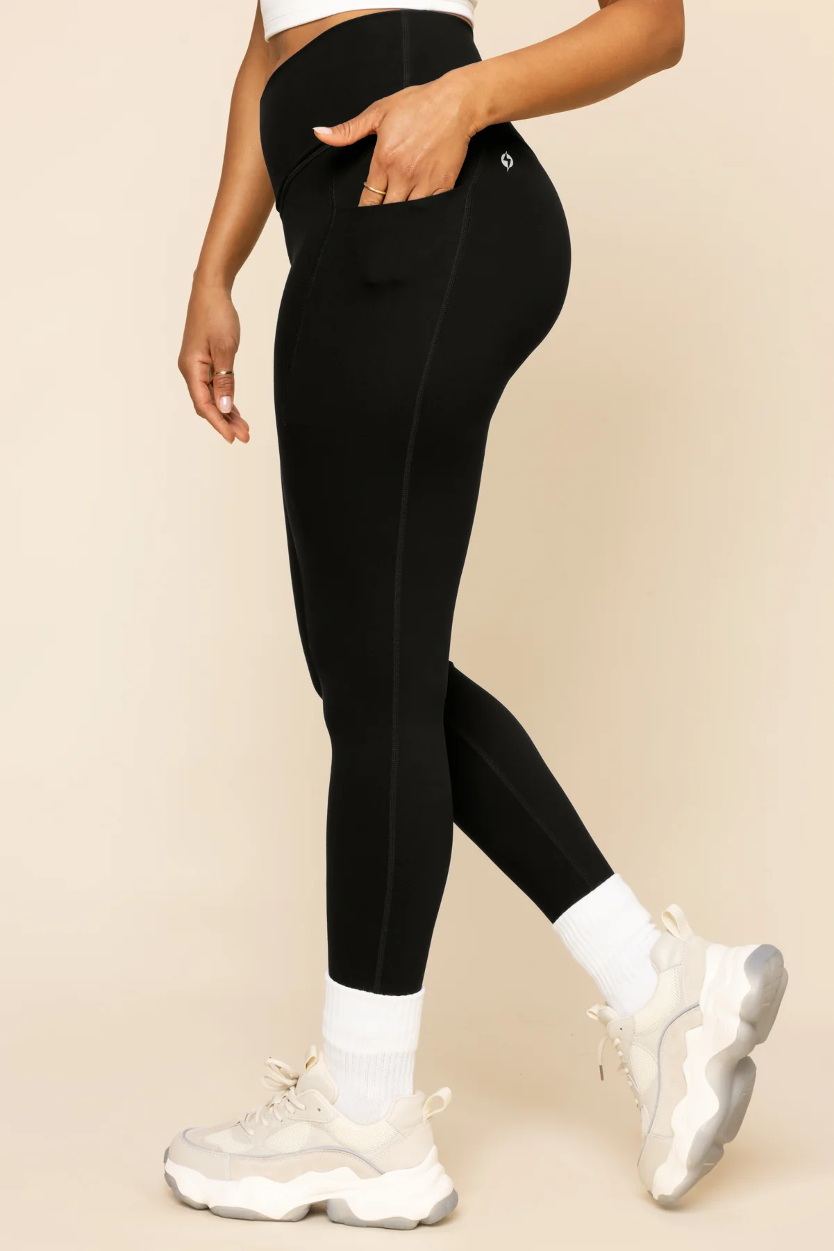 253-crisscross-hourglass-leggings-with-pockets-black-1.webp