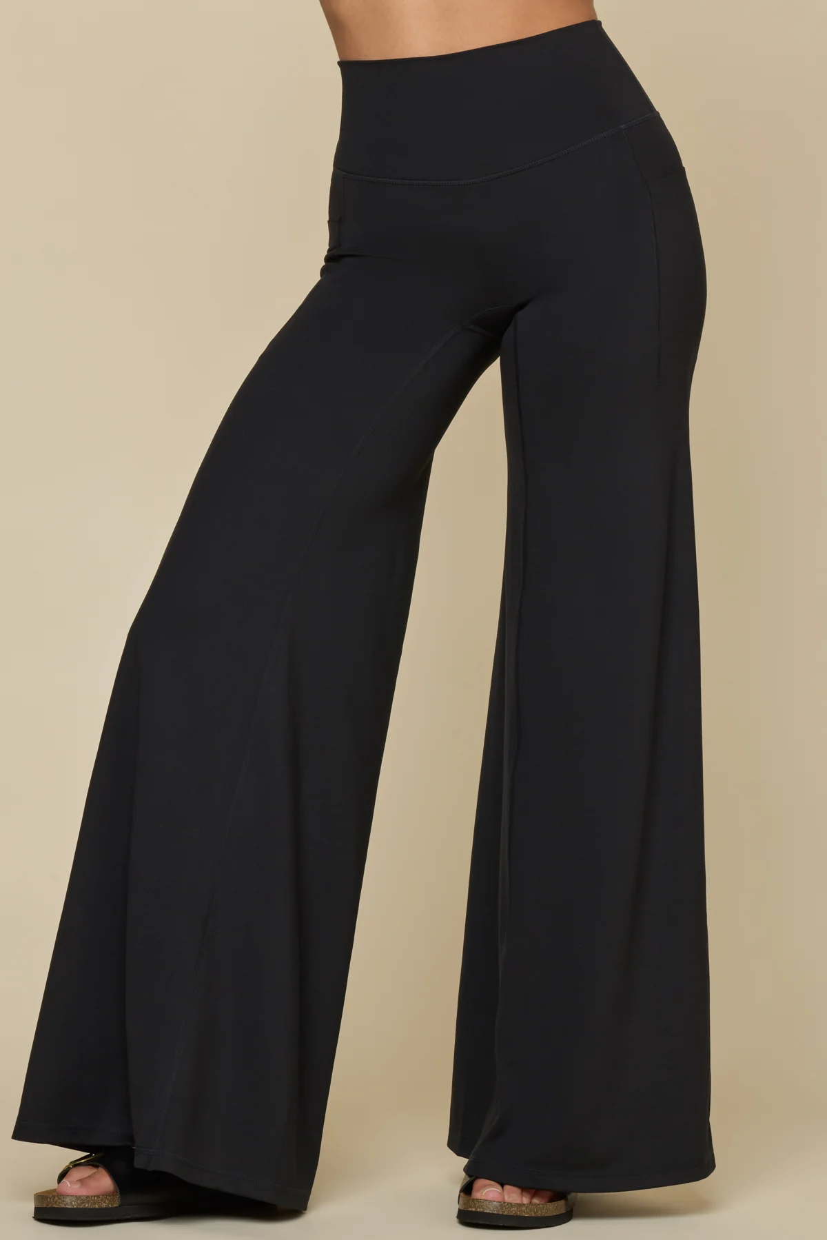 2978-supersculpt-wide-legging-black-1.webp