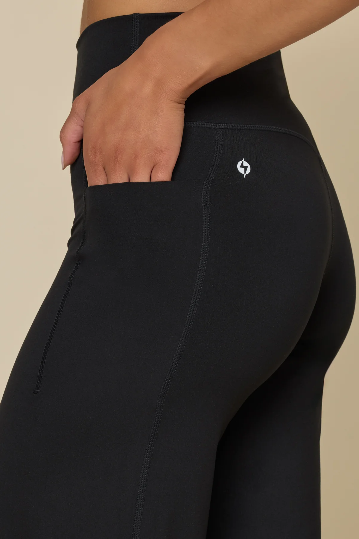 2978-supersculpt-wide-legging-black-1.webp