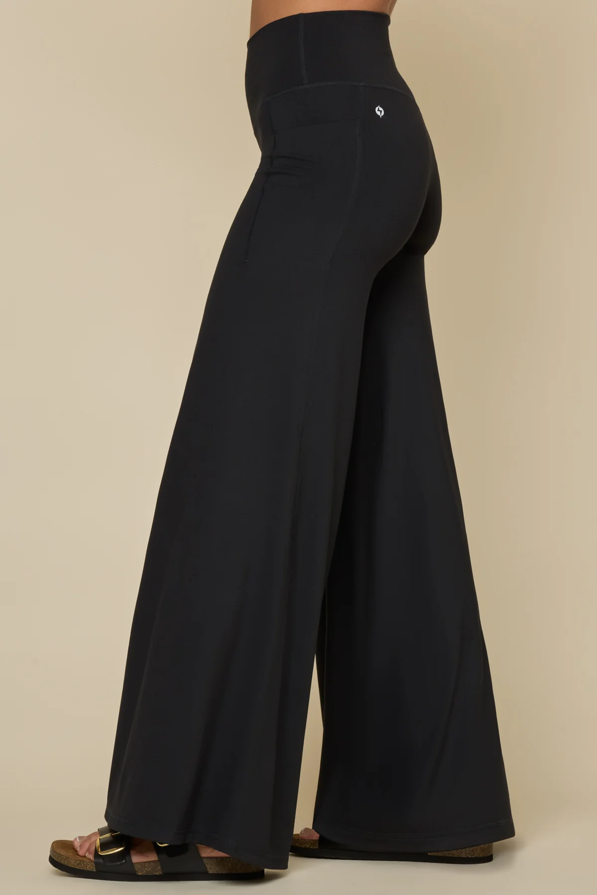 2978-supersculpt-wide-legging-black-1.webp