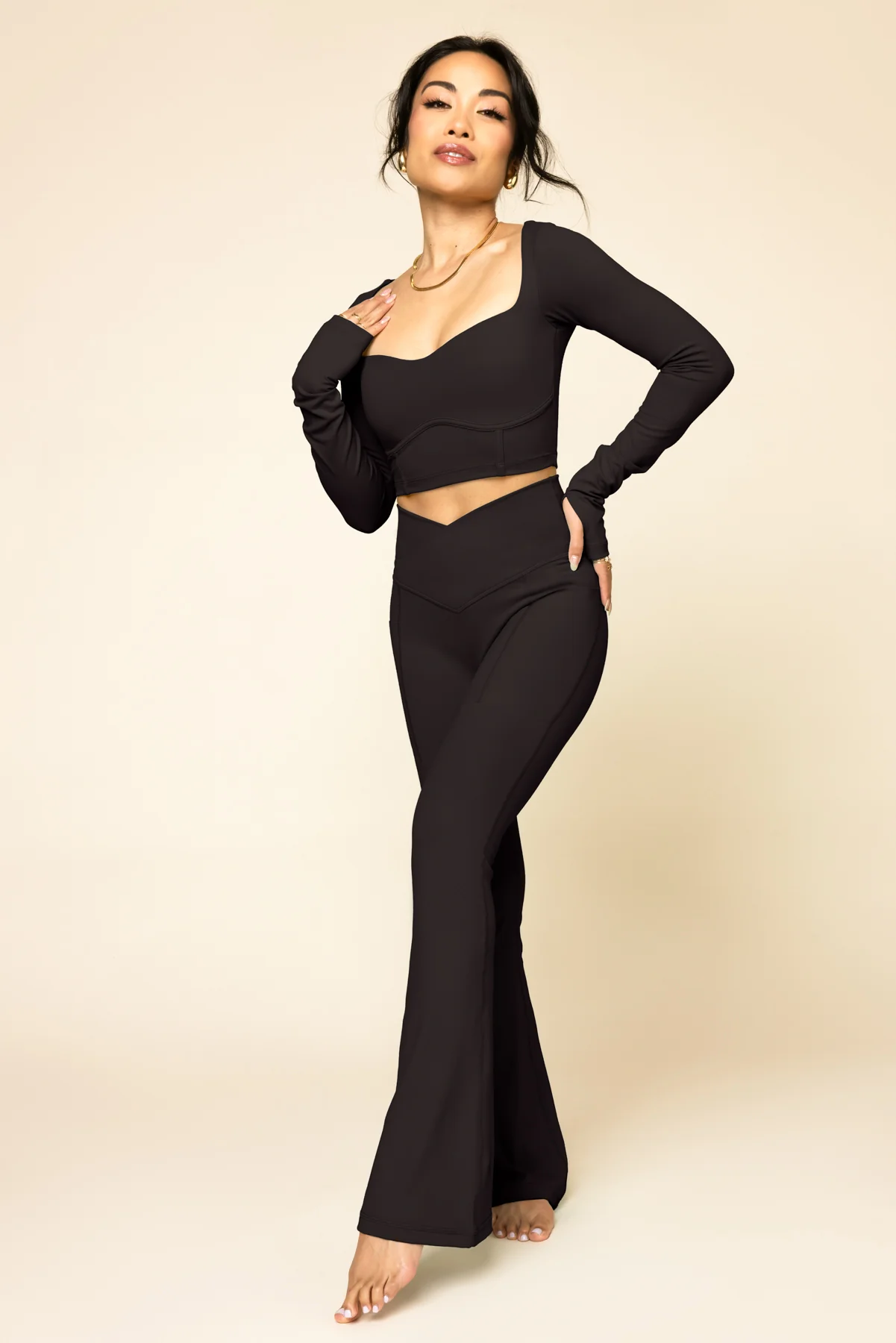 309-crisscross-hourglass-flared-leggings-with-pockets-black-1.webp