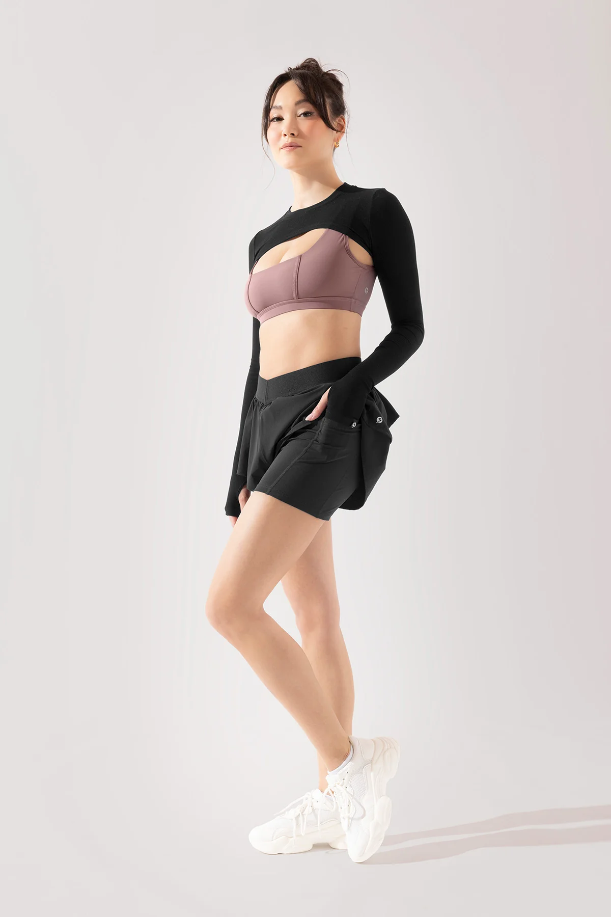 3242-on-the-run-ruffle-short-black-1.webp