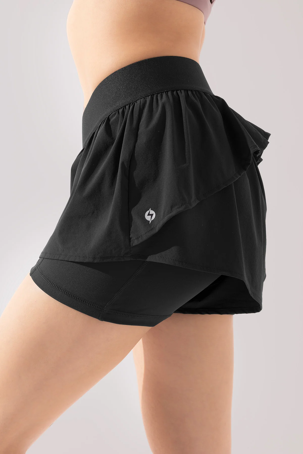 3242-on-the-run-ruffle-short-black-1.webp
