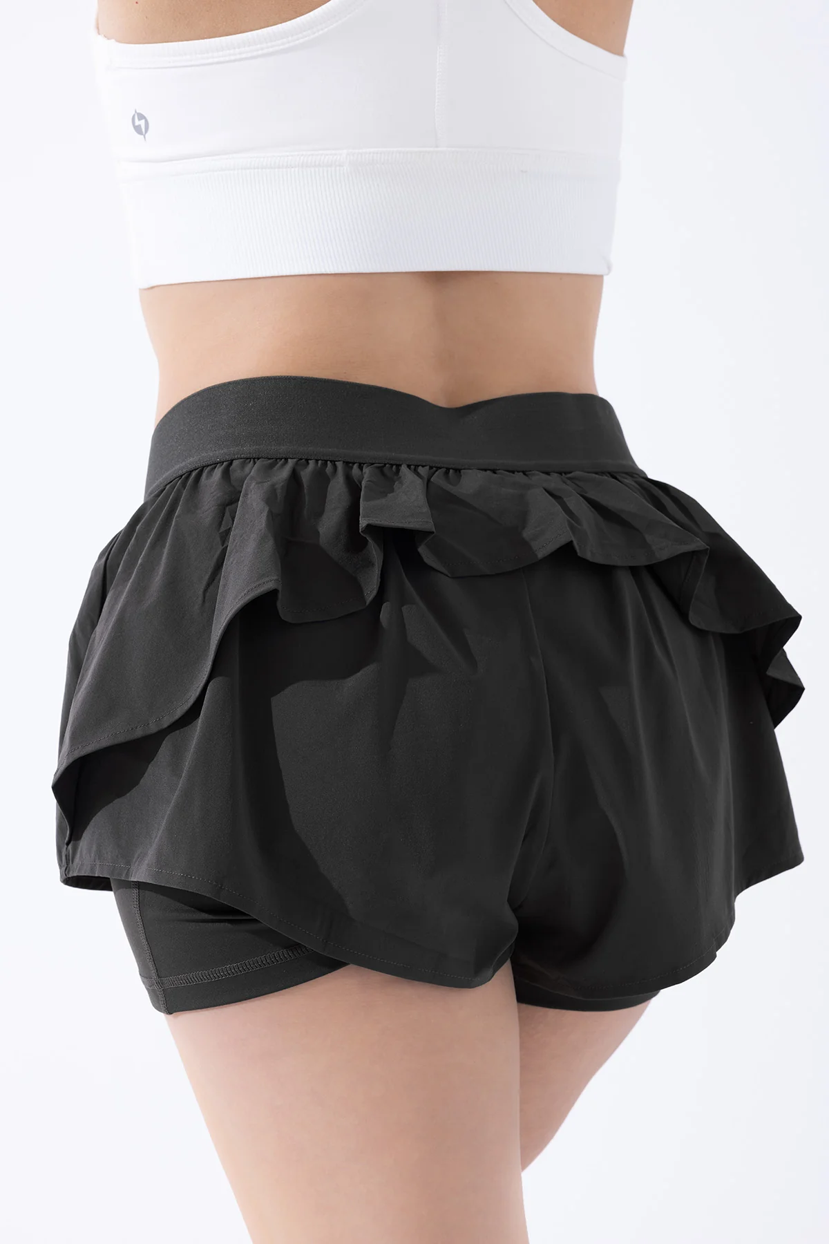 3242-on-the-run-ruffle-short-black-1.webp