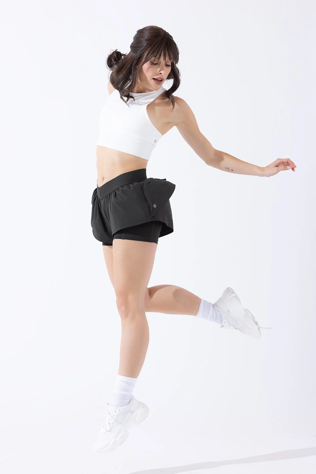 3242-on-the-run-ruffle-short-black-1.webp