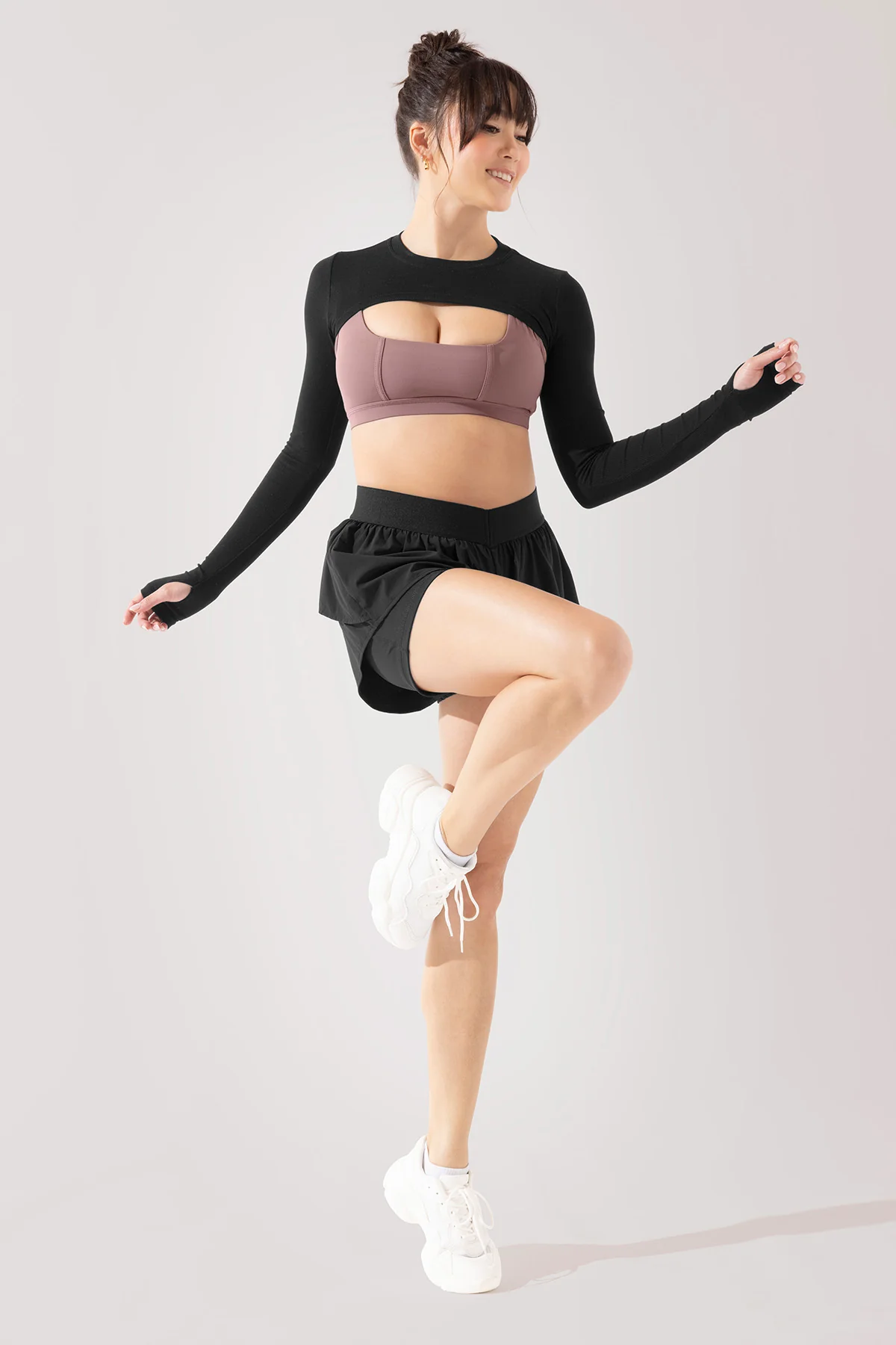 3242-on-the-run-ruffle-short-black-1.webp