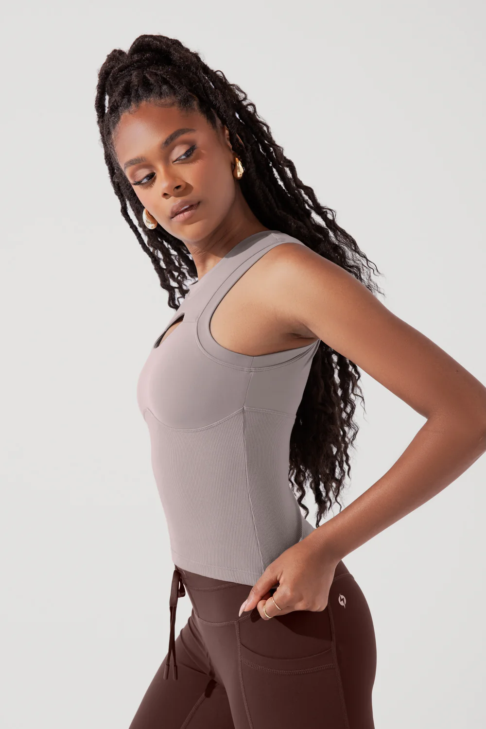 4205-peekaboo-crew-tank-smoky-taupe-1.webp