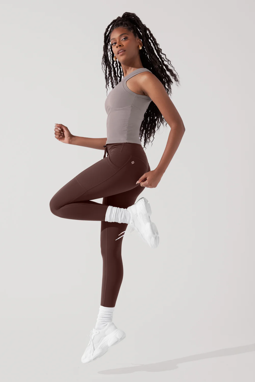4205-peekaboo-crew-tank-smoky-taupe-1.webp