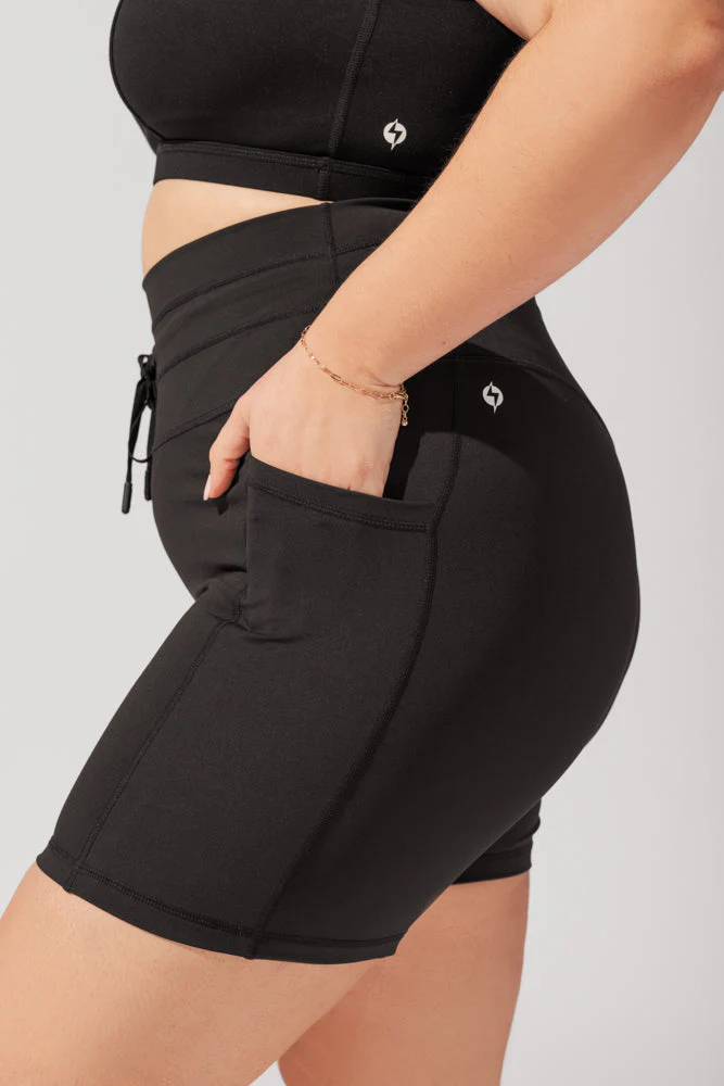 4245-cargo-booty-short-black-1.webp