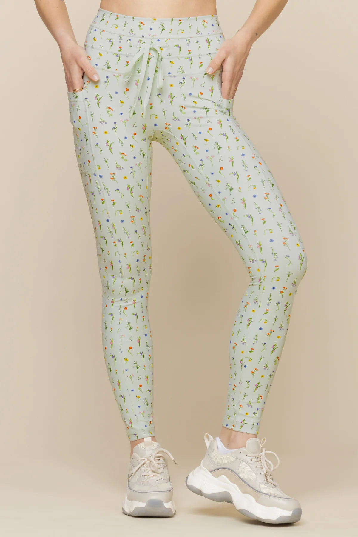 4475-cargo-legging-with-pockets-meadow-1.webp
