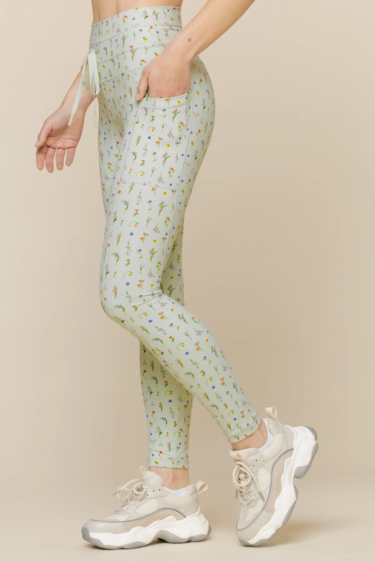 4475-cargo-legging-with-pockets-meadow-1.webp