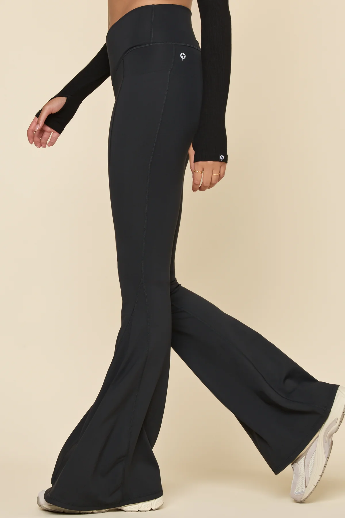 467-crisscross-hourglass-bell-bottom-with-pockets-black-1.webp