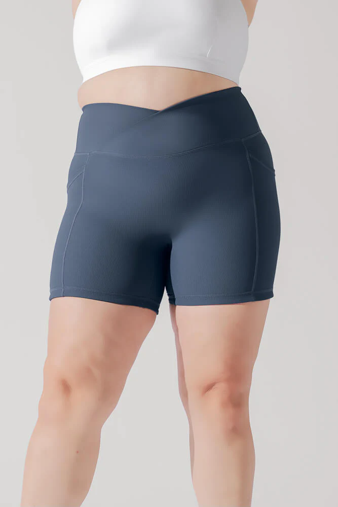 4985-crisscross-hourglass-midi-shorts-with-pockets-ribbed-navy-1.webp