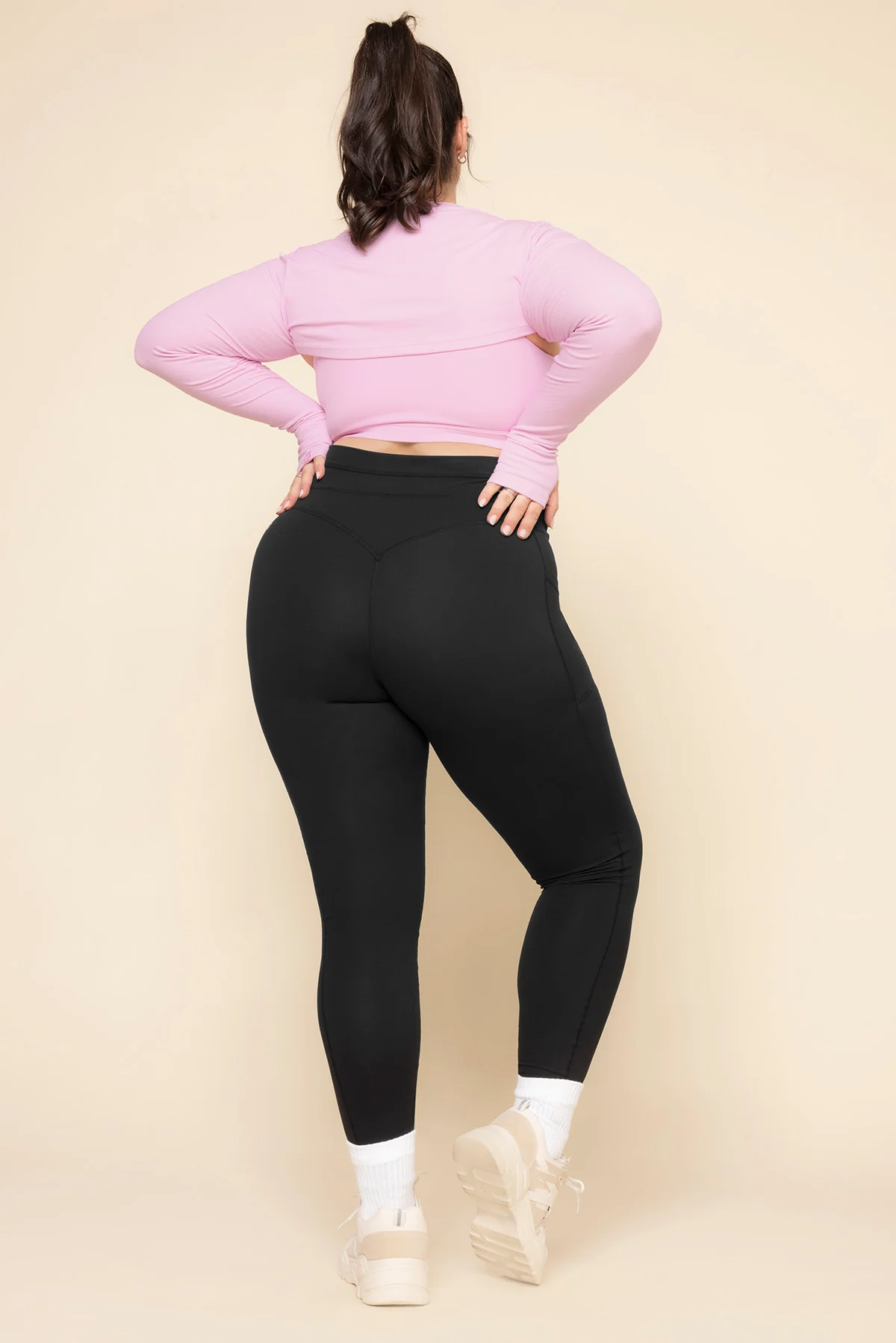 540-cargo-legging-with-pockets-black-1.webp