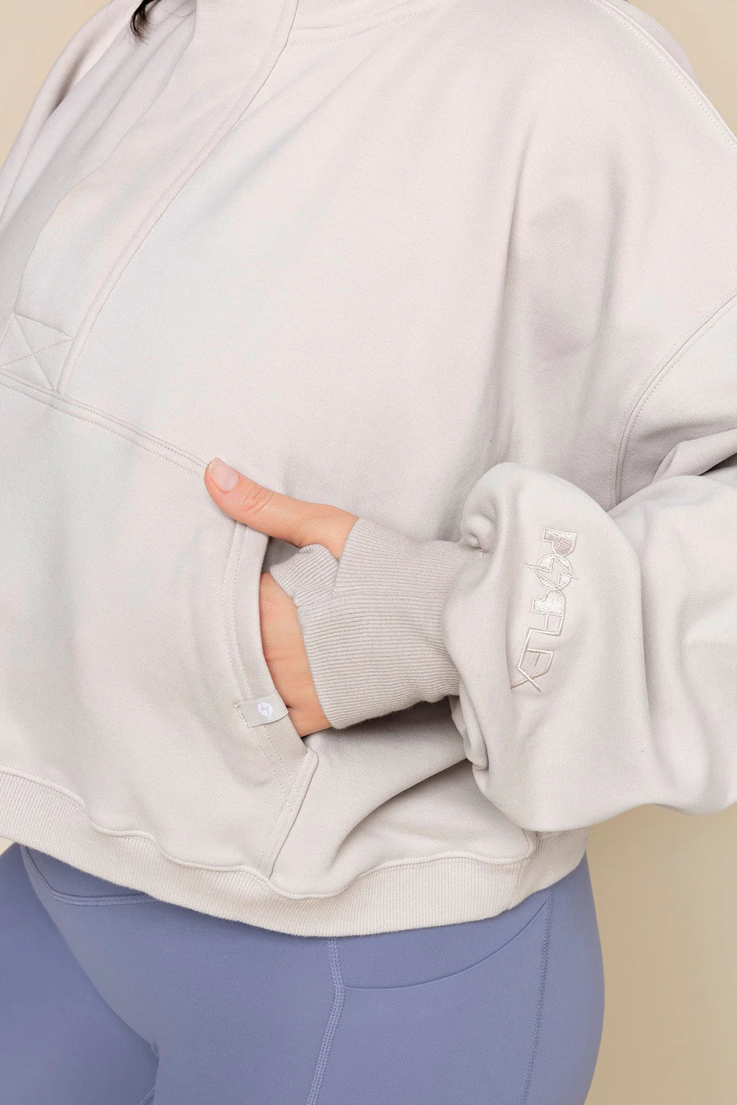 5676-ooey-gooey-crop-half-zip-silver-birch-1.webp