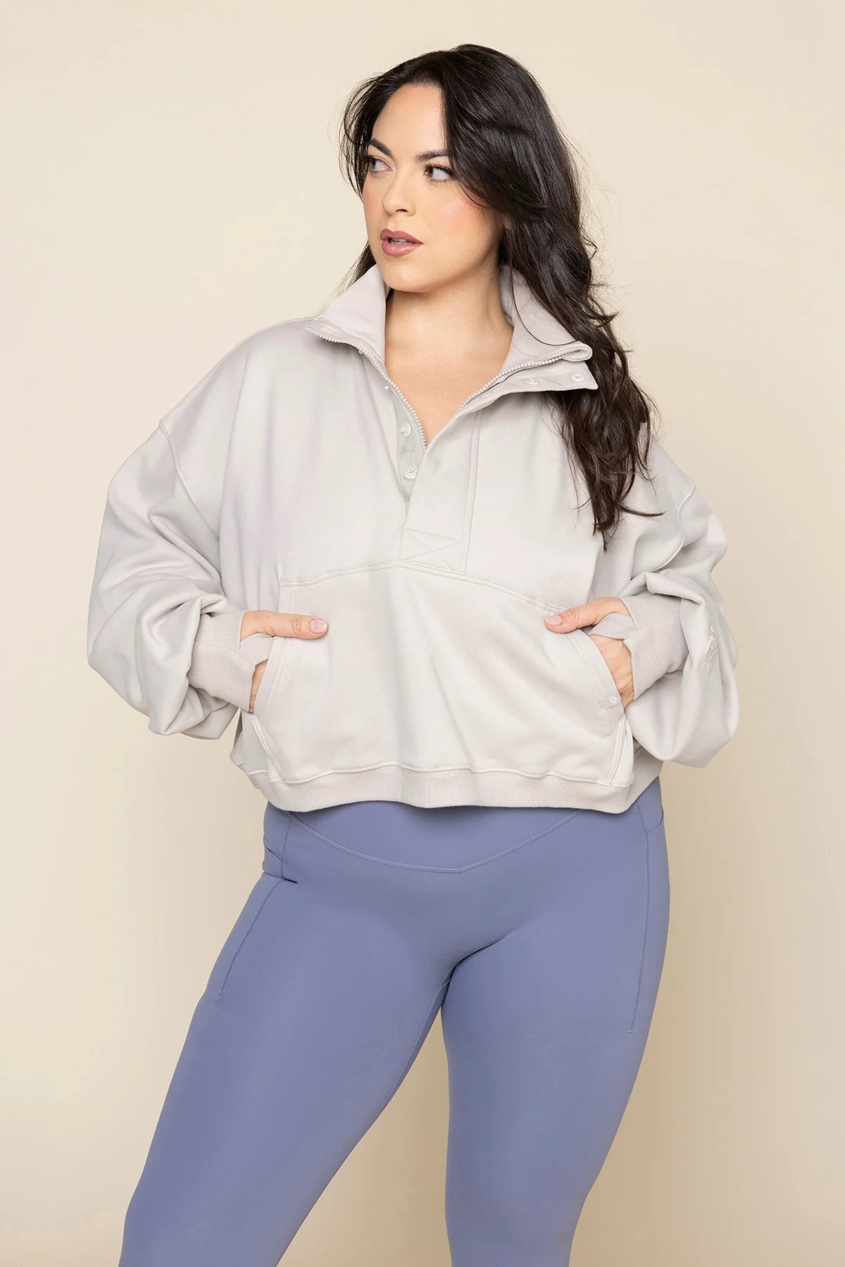 5676-ooey-gooey-crop-half-zip-silver-birch-1.webp