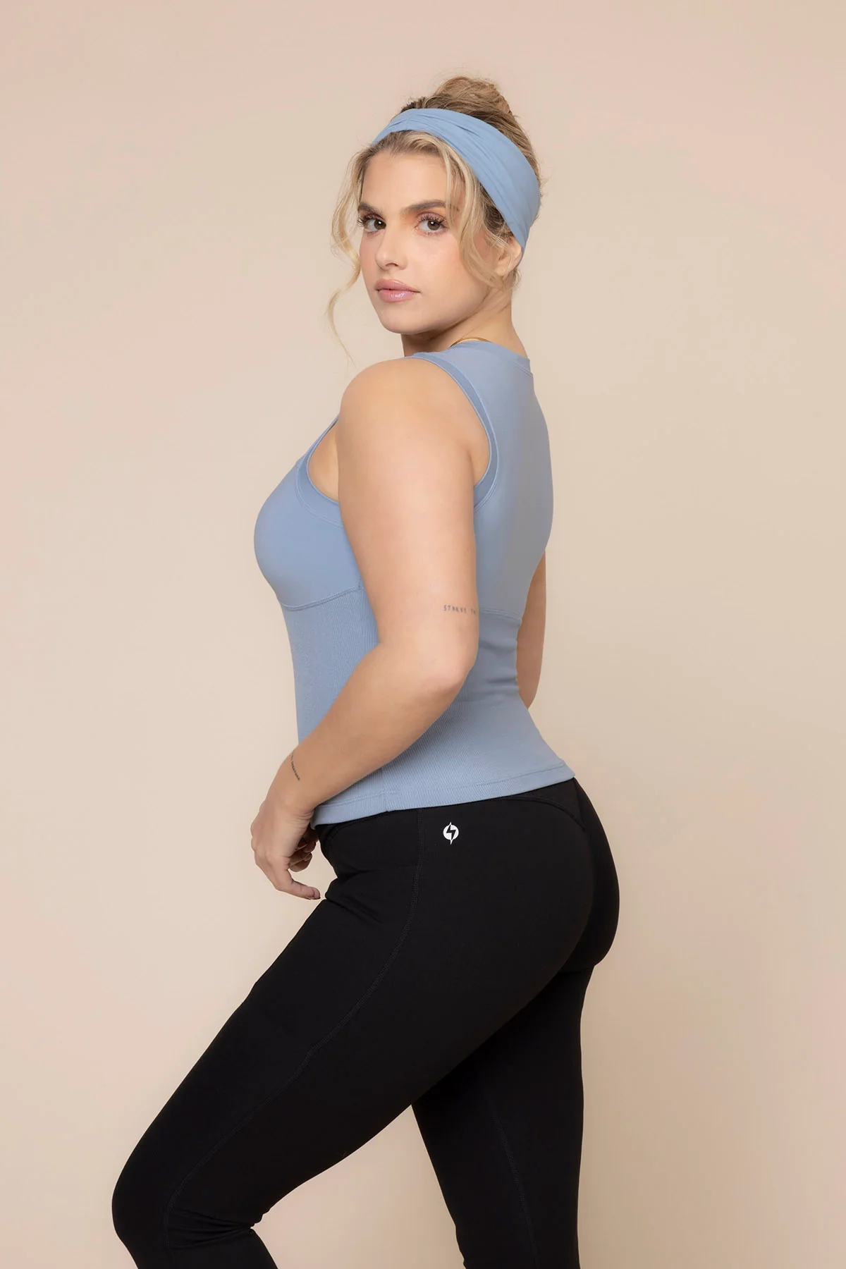 7353-peekaboo-crew-tank-blue-storm-1.webp