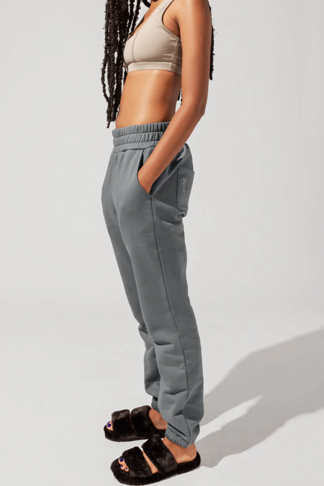 8918-cloud-rollover-sweatpant-smoke-1.webp