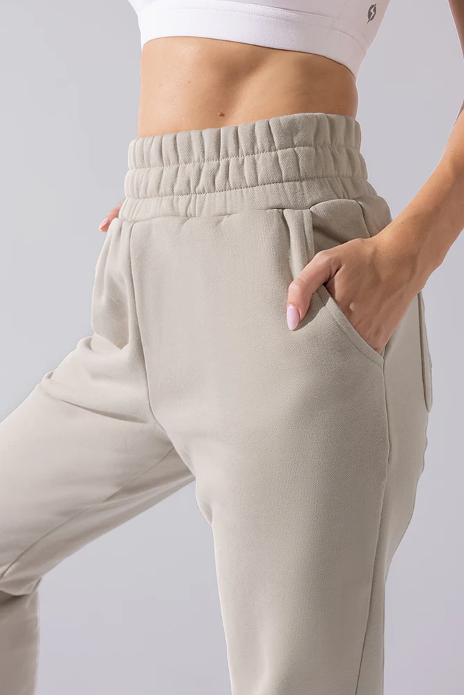 9161-cloud-rollover-sweatpant-seashell-1.webp